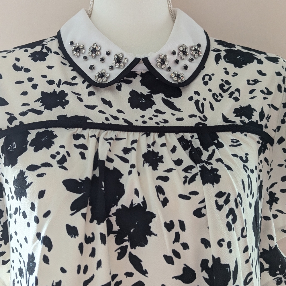 Black & white floral print blouse flowy Peter Pan collar rhinestone fun small - Picture 1 of 14